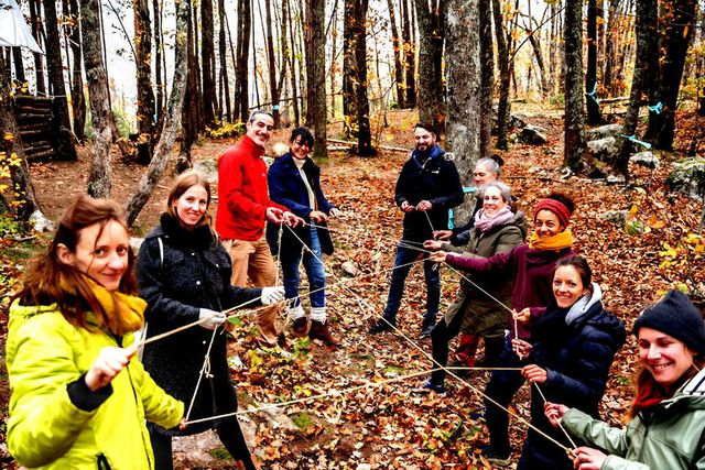 Jeu de cohésion en forêt d'automne