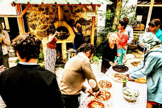 Cuisine collective au four extérieur